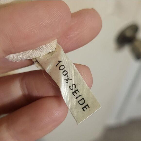 #71 Louis Feraud Creed's Toronto 100% Silk Ladies Cream Blouse, EU 38 US 6/8 - Picture 5 of 6